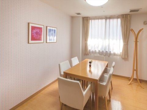 「ニチイホーム 練馬高野台」のファミリールーム。プライバシーにも配慮のあるスペース。