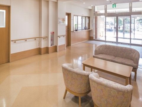 「ニチイホーム 練馬高野台」のエントランスホール。ソファが配置されている。
