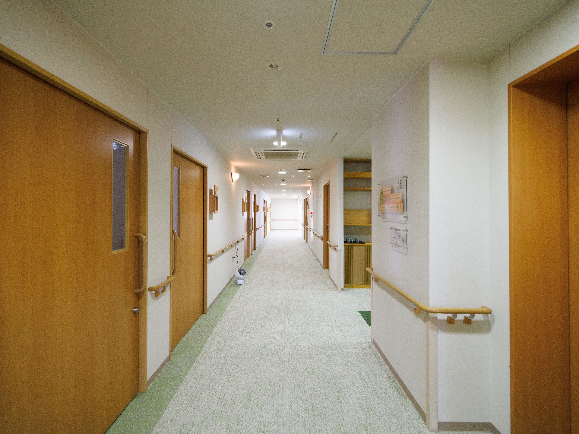 つかまりながらご利用いただける両サイドの手すり