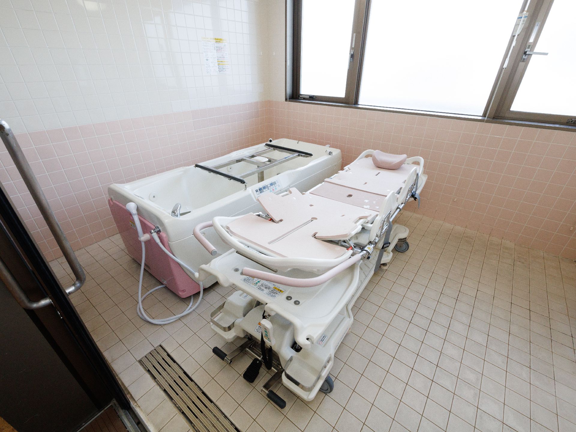 入浴装置が用意された浴室