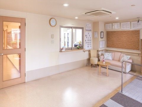 「ニチイホーム 南大泉」のエントランスホール。バリアフリー構造の玄関口。