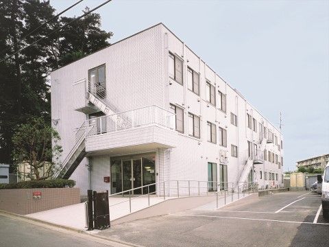 「ニチイホーム 南大泉」の外観。スロープを設けている。