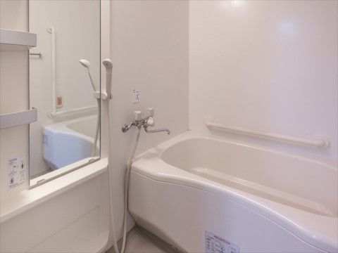 「ニチイホーム 南大泉」の個別浴室（イメージ）。プライバシーも確保できる。