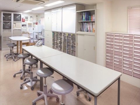 「ニチイホーム 南大泉」の健康管理室（イメージ）。健康管理のお手伝いをしている。