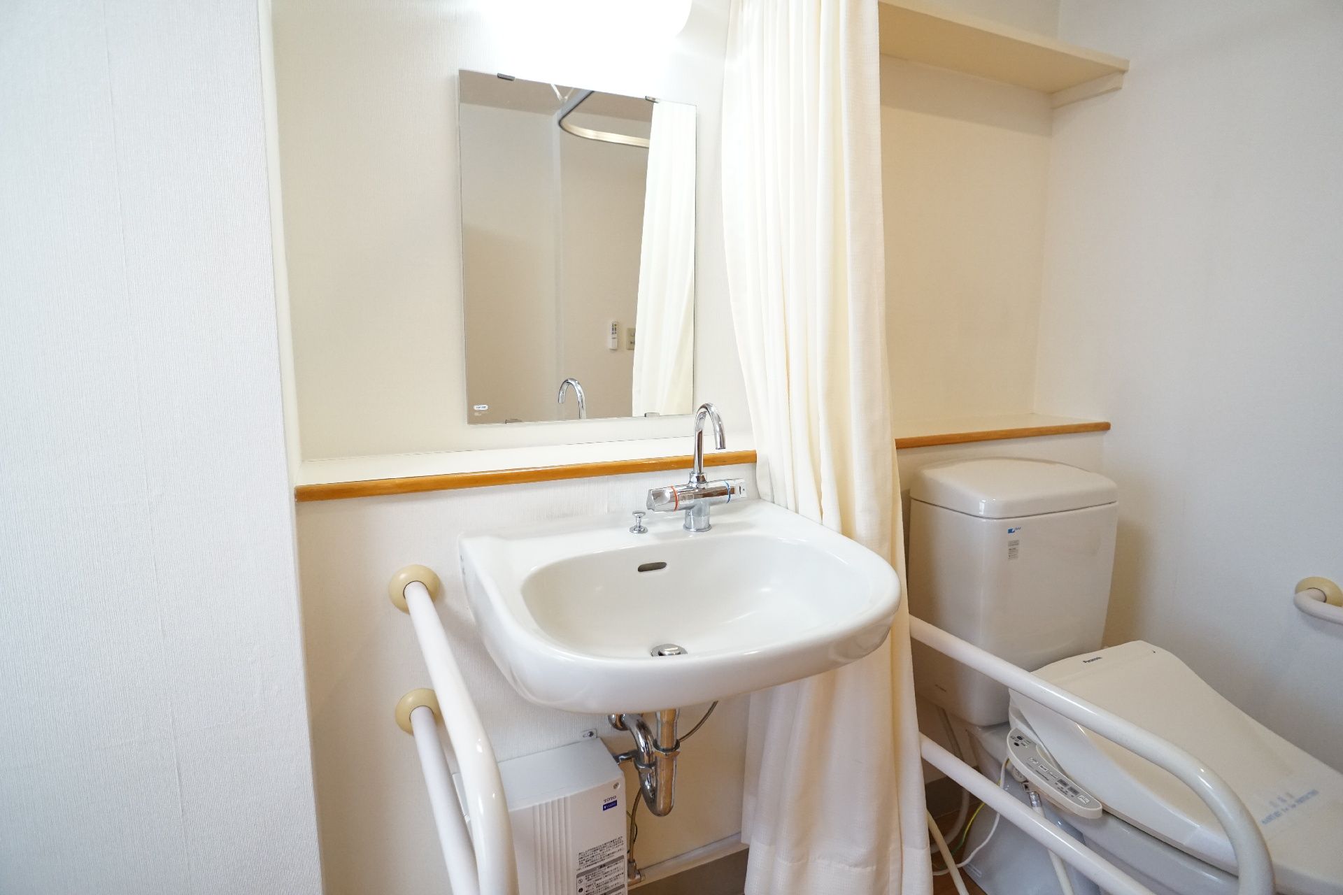 手すりを備えた洗面台