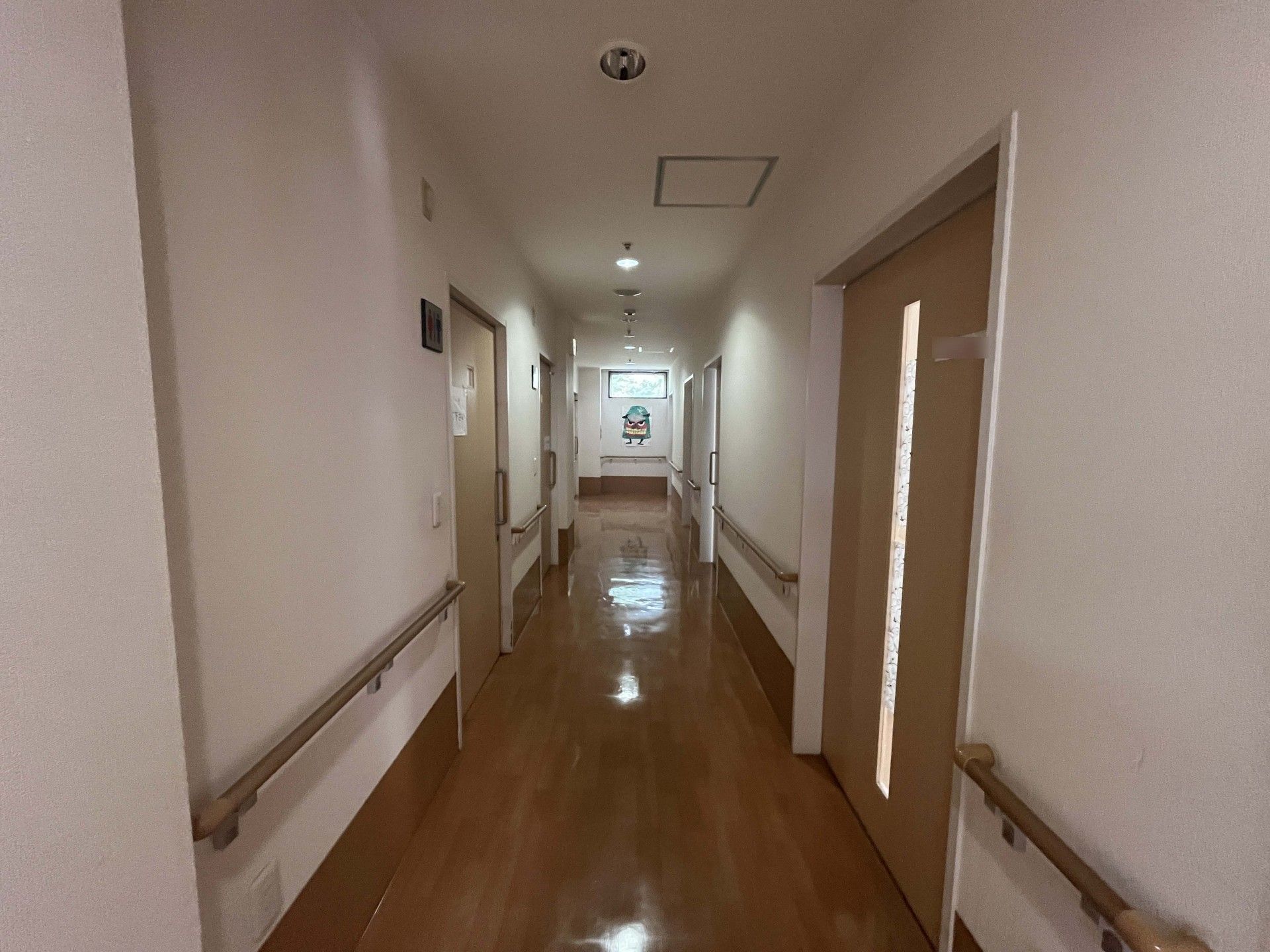 手すり付きの廊下