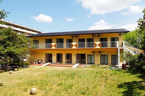 緑に囲まれた建物外観
