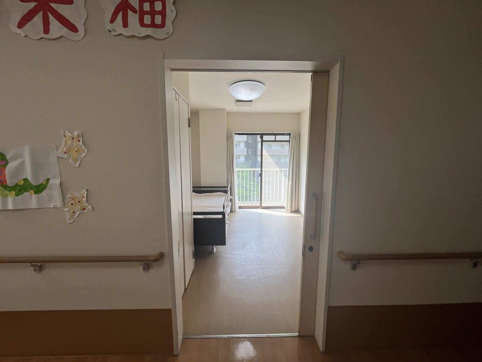 明るい個室の入口