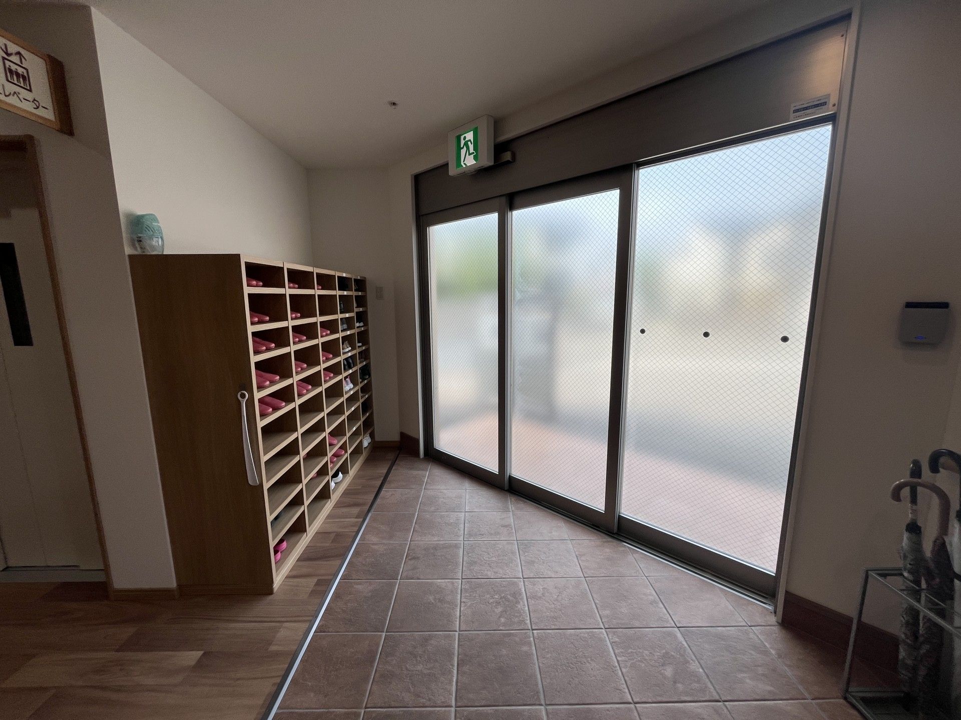 靴箱と出入口の様子