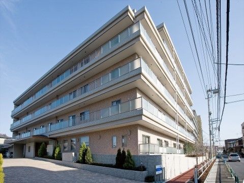 「ニチイホーム 板橋徳丸」の外観。マンションのような雰囲気の佇まい。