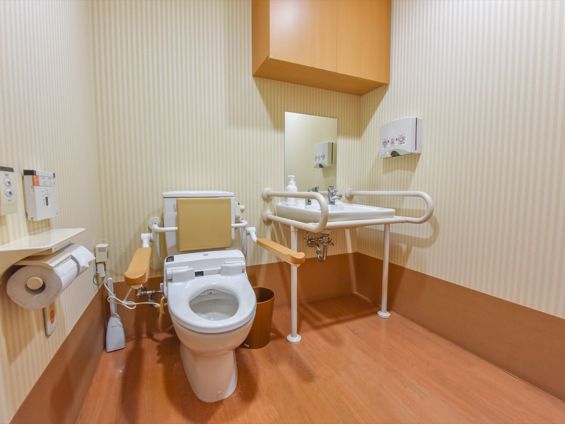 広々とした空間が確保されているトイレである。洗面台の下にはスペースがあり、車椅子でも使いやすい造りになっている。