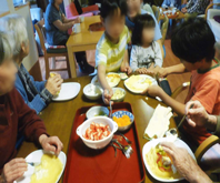 共有食事スペースでのひととき