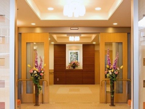 「ニチイホーム 墨田」のエントランス。バリアフリー構造の玄関。