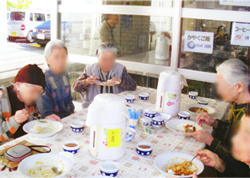 共有ダイニングでの食事風景