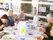 共有ダイニングでの食事風景