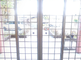 明るくて清潔な施設の玄関