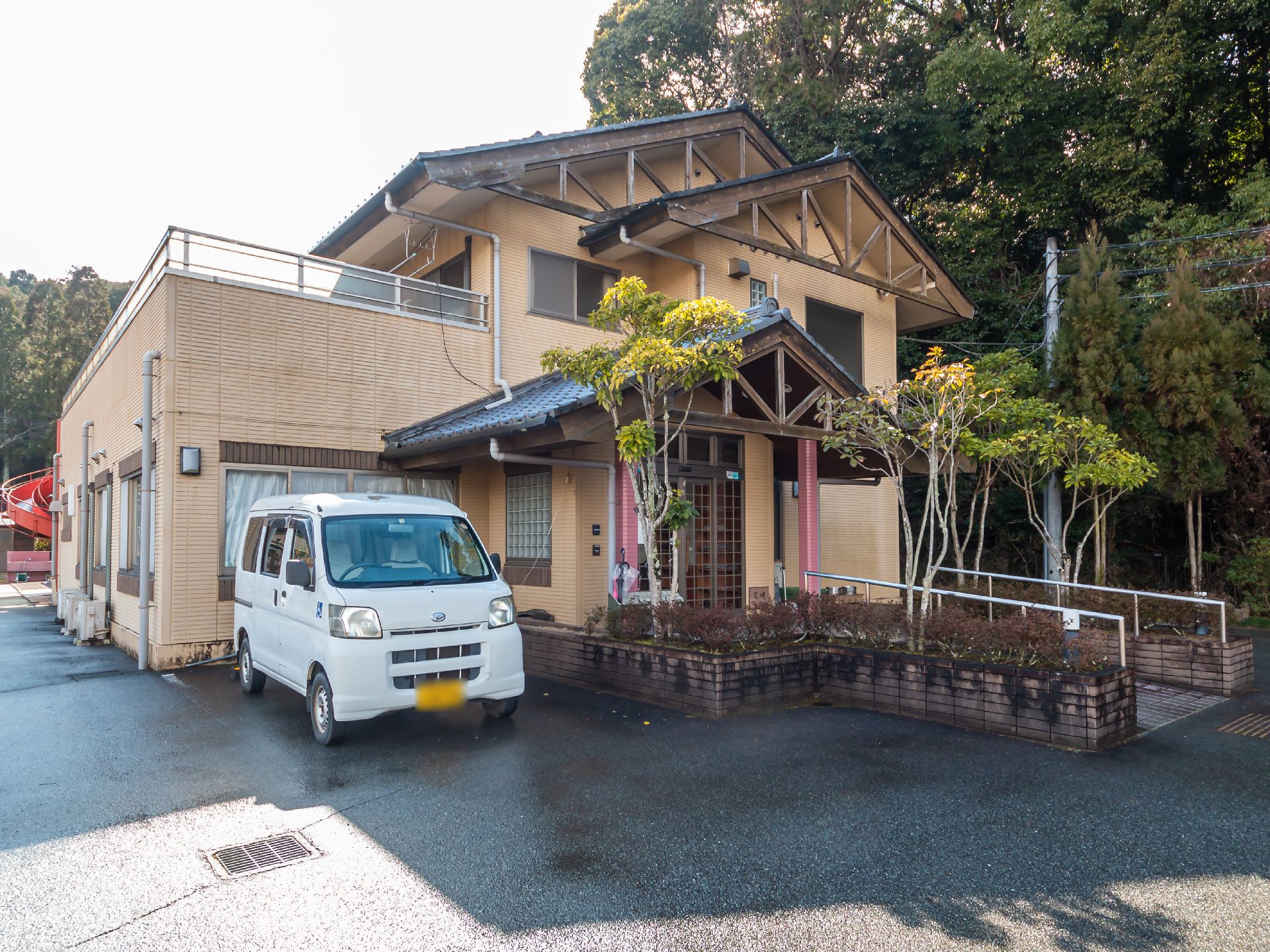 2階建てのグループホームの外観