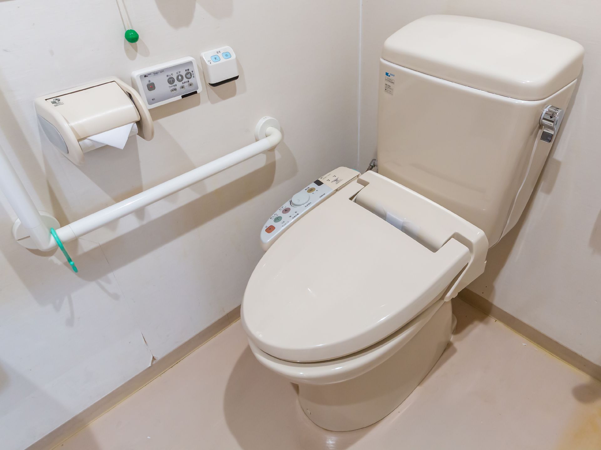 手すりを設置したトイレ