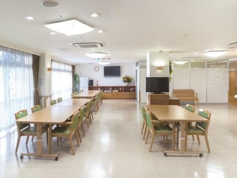「ニチイホーム 三鷹」のリビング＆ダイニング。お食事の他、多目的に活用されるスペース。