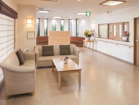 「ニチイホーム 三鷹」のエントランスホール。ソファが配置されている。