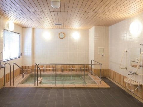 「ニチイホーム 三鷹」の一般浴室。大浴場でゆったりと入浴できる。
