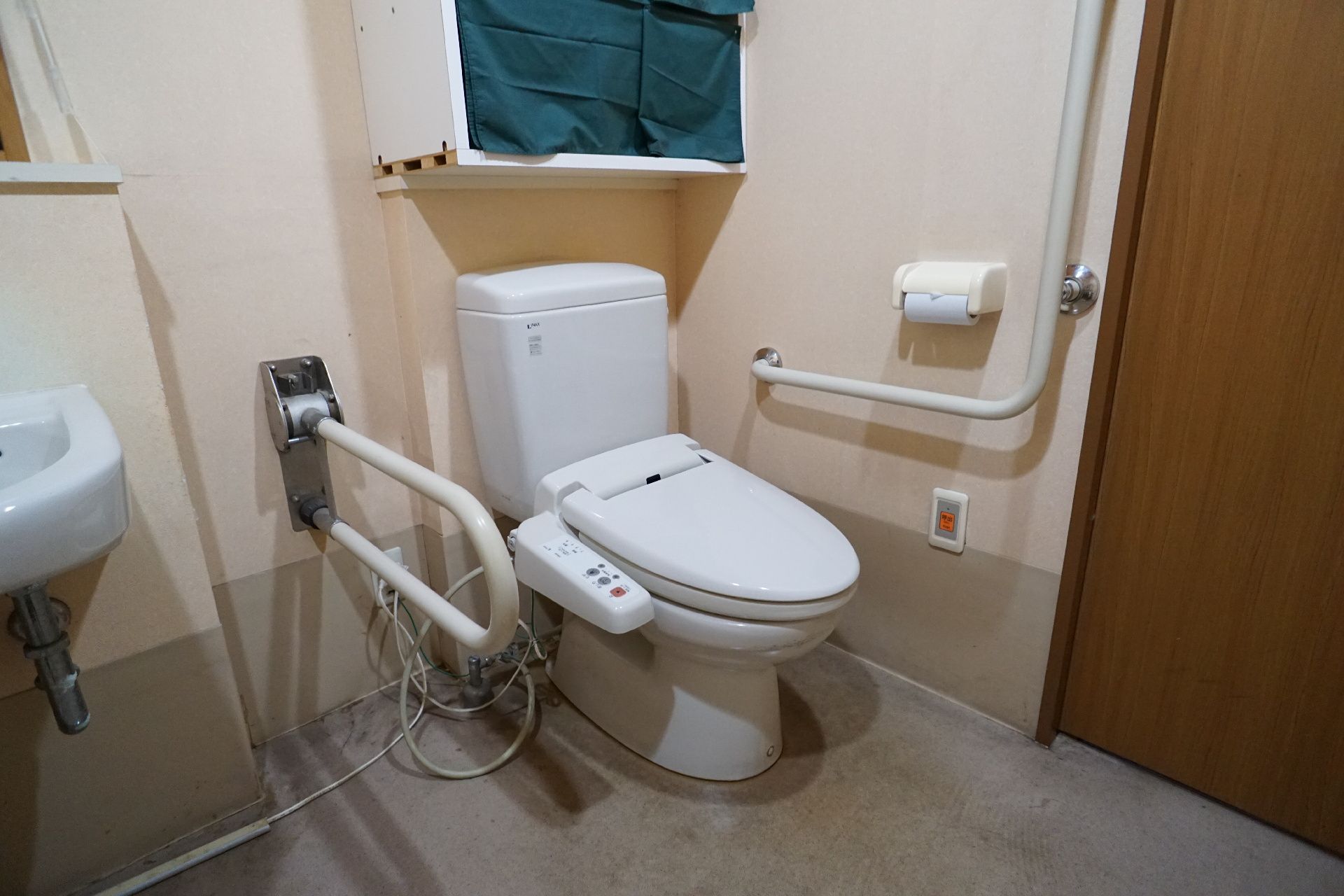 手すりを備えたトイレ