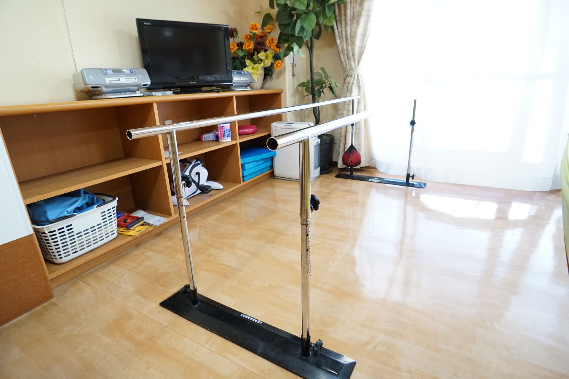 歩行訓練用の器具を備えたリハビリ室