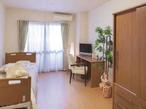 「ニチイホーム 三鷹Ⅱ番館」の居室。プライバシーも確保できる。