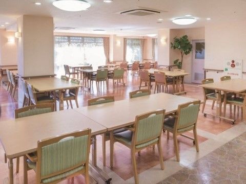 「ニチイホーム 三鷹Ⅱ番館」のリビング＆ダイニング。大勢でお食事を楽しめる。