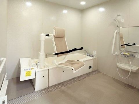 「ニチイホーム 三鷹Ⅱ番館」の個人浴室。介助用の設備もある。