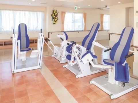 「ニチイホーム 三鷹Ⅱ番館」の介護予防フィットネススペース。トレーニングマシンを完備している。