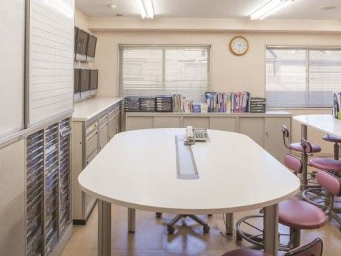 「ニチイホーム 三鷹Ⅱ番館」の健康管理室。ご入居者様の健康管理のお手伝いをしている。