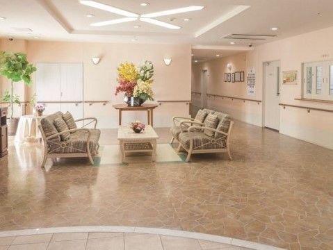「ニチイホーム 三鷹Ⅱ番館」のエントランスホール。ソファでくつろぐことができる。