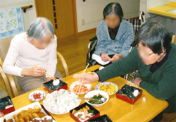 共有食事スペースでの食事風景