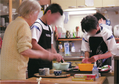 料理活動をする人々