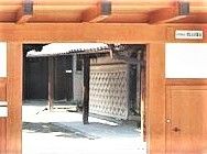 立派な木製の門を抜けると広場や和風の建物がある。