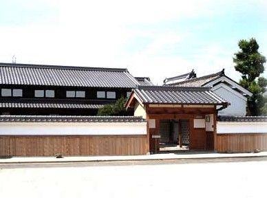 平屋建ての建物は純和風の雰囲気。立派な門が付いている。
