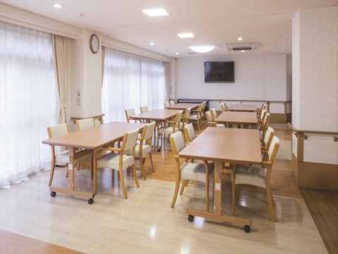 「ニチイホーム 西武柳沢」のリビング＆ダイニング。自然光の差し込む、開放感のある食堂。