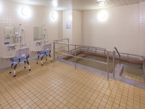 「ニチイホーム 西武柳沢」の一般浴室。広々とした開放感のある浴室。