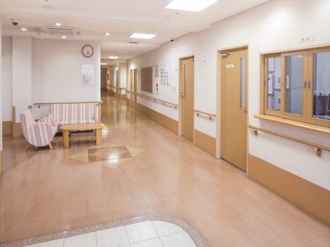 「ニチイホーム 西武柳沢」のエントランスホール。手すりを設けている。