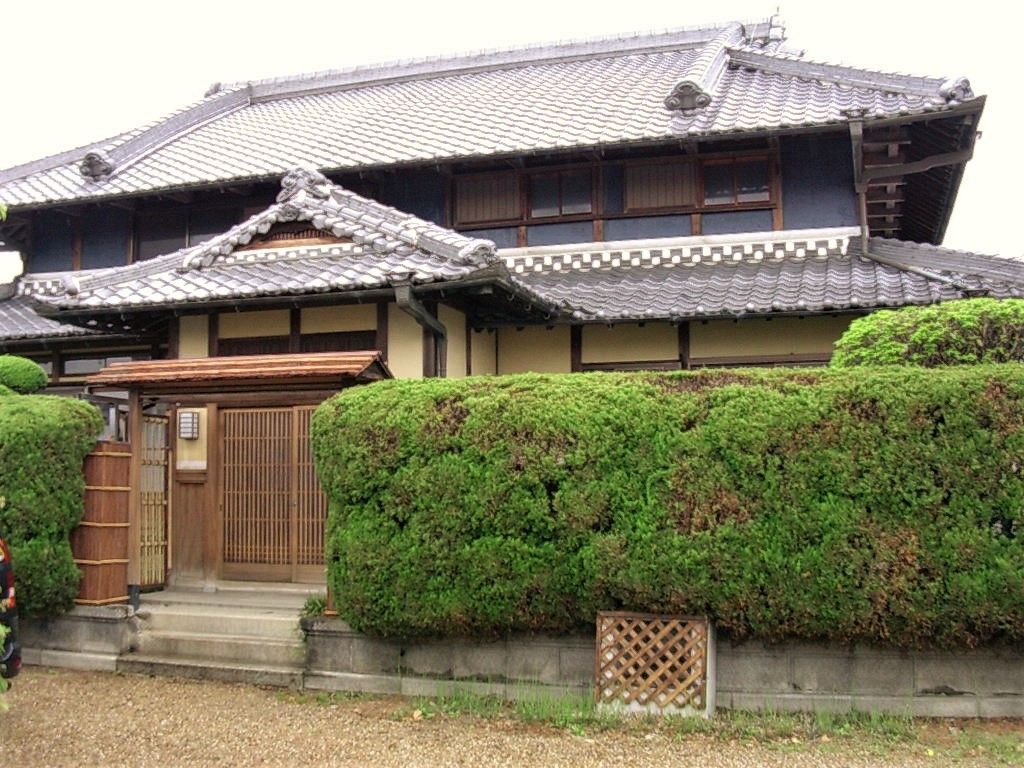 昔ながらの和風の玄関と瓦屋根が印象的な一軒家の建物