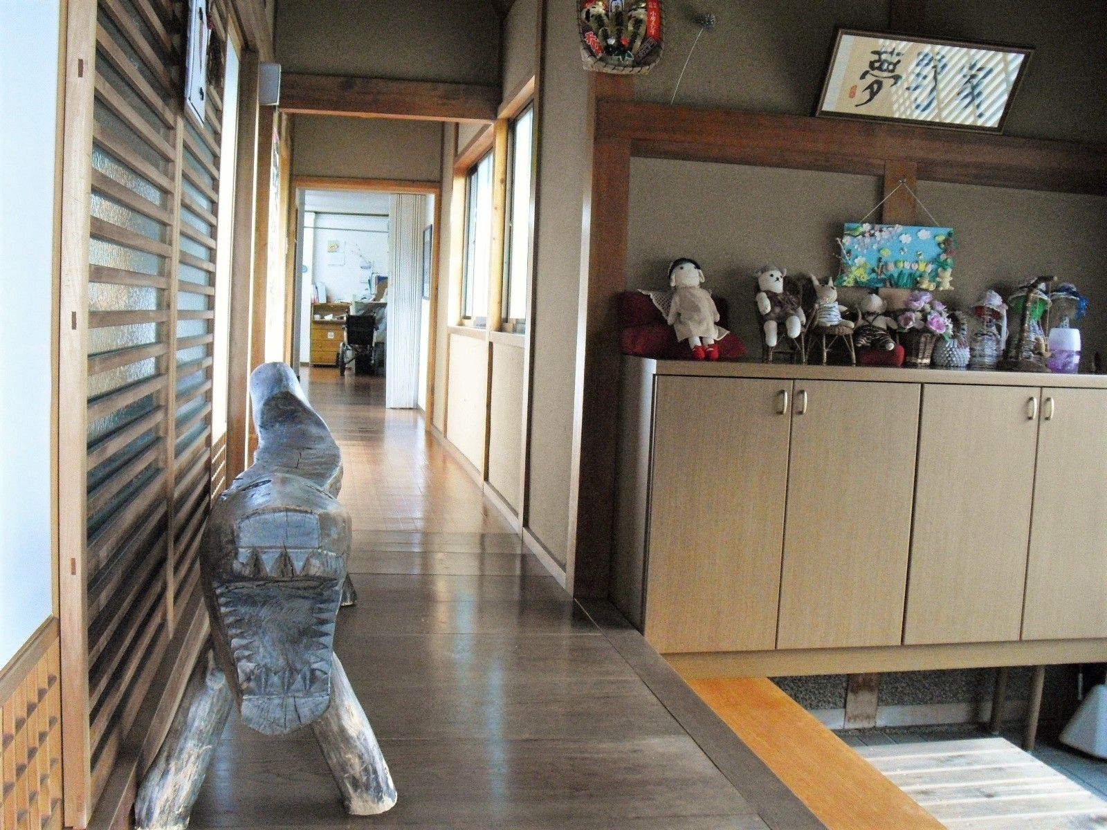 和風の玄関の写真。書道や和風の飾りが置いてある玄関付近