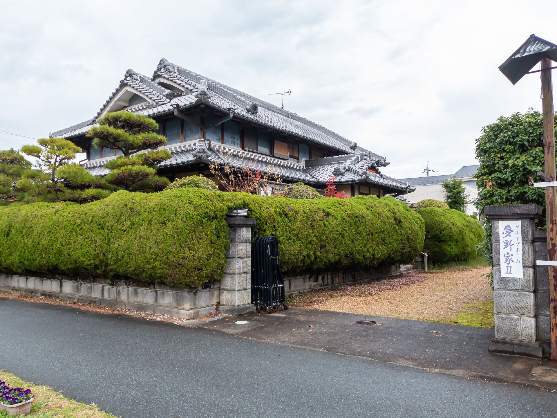 大きな屋敷のような雰囲気の外観