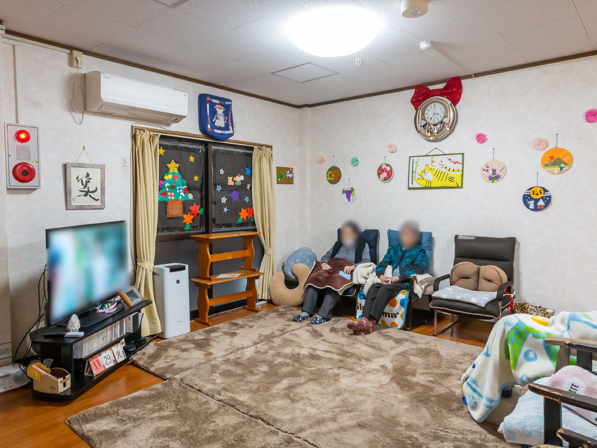 テレビを見ている様子の共有スペース