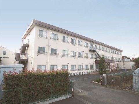 「ニチイホーム 東府中」の外観。駐車場を完備している。
