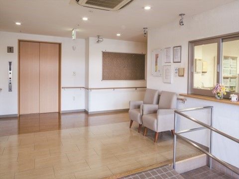 「ニチイホーム 東府中」のエントランスホール。バリアフリー構造の玄関。