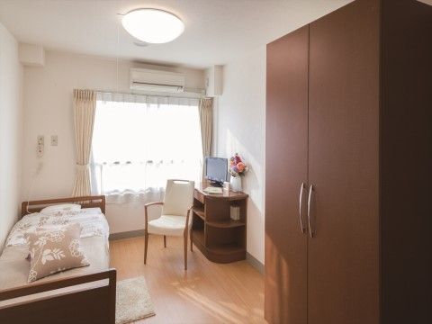 「ニチイホーム 東府中」の居室。暖房便座機能付トイレを完備している。