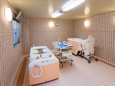 「ニチイホーム 東府中」の特別浴室（イメージ）。入浴の介助も行える設備を整えている。