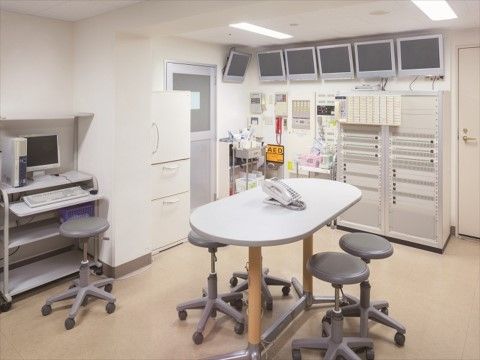 「ニチイホーム 東府中」の健康管理室（イメージ）。健康管理のお手伝いをしている。