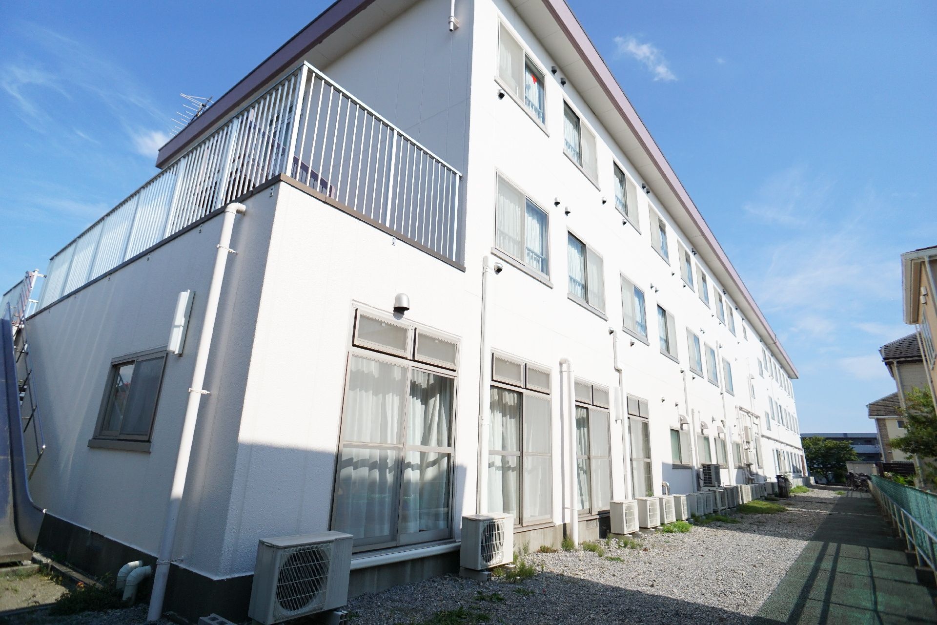 落ち着いた色合いのモダンな老人ホーム外観
